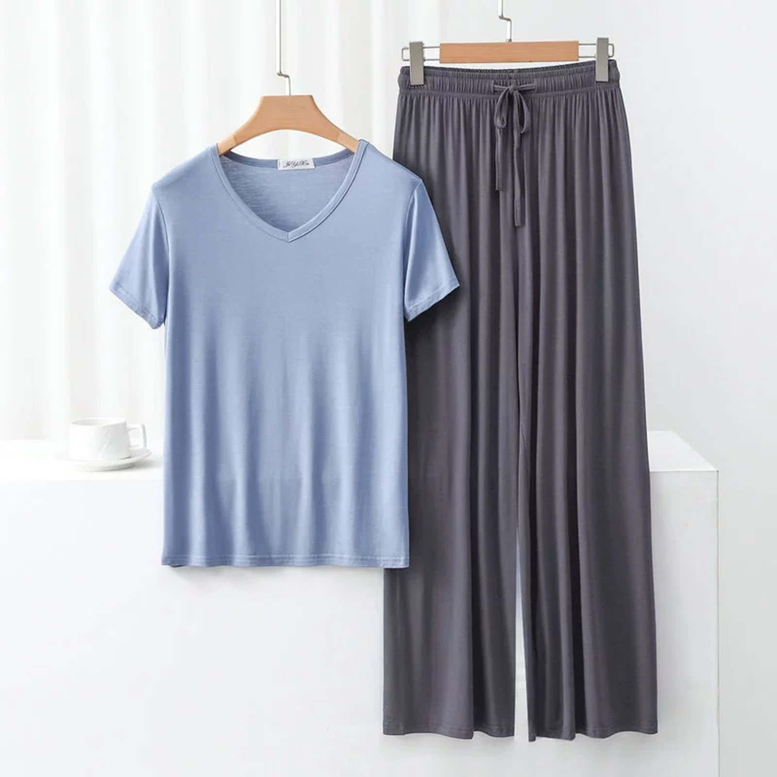 thumbnail image 5 of Conjunto de pijama de manga corta con cuello en V para mujer - Pantalones largos de poliéster y spandex, ropa de dormir ligera para verano, 5 of 5